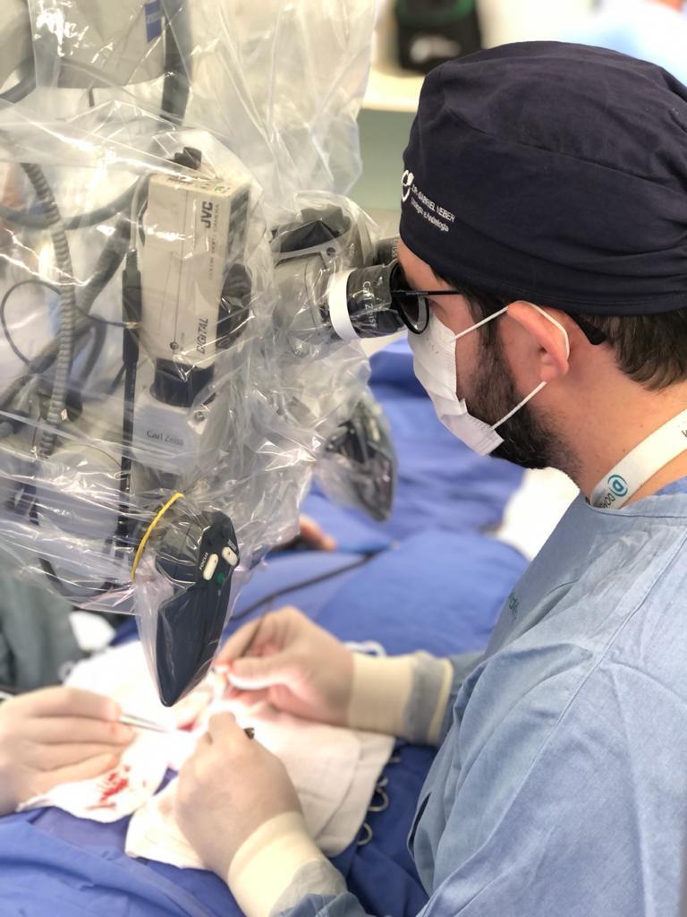 Cirurgia de reversão de vasectomia com auxílio do microscópio cirúrgico
